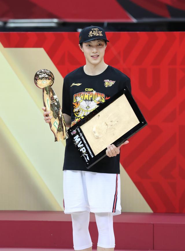 九游娱乐-FMVP归属胡明轩 不知疲倦的他，就是广东队的缩影